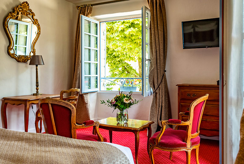 Chambre Deluxe Vue Piscine Hôtel du Centenaire Les Eyzies Dordogne